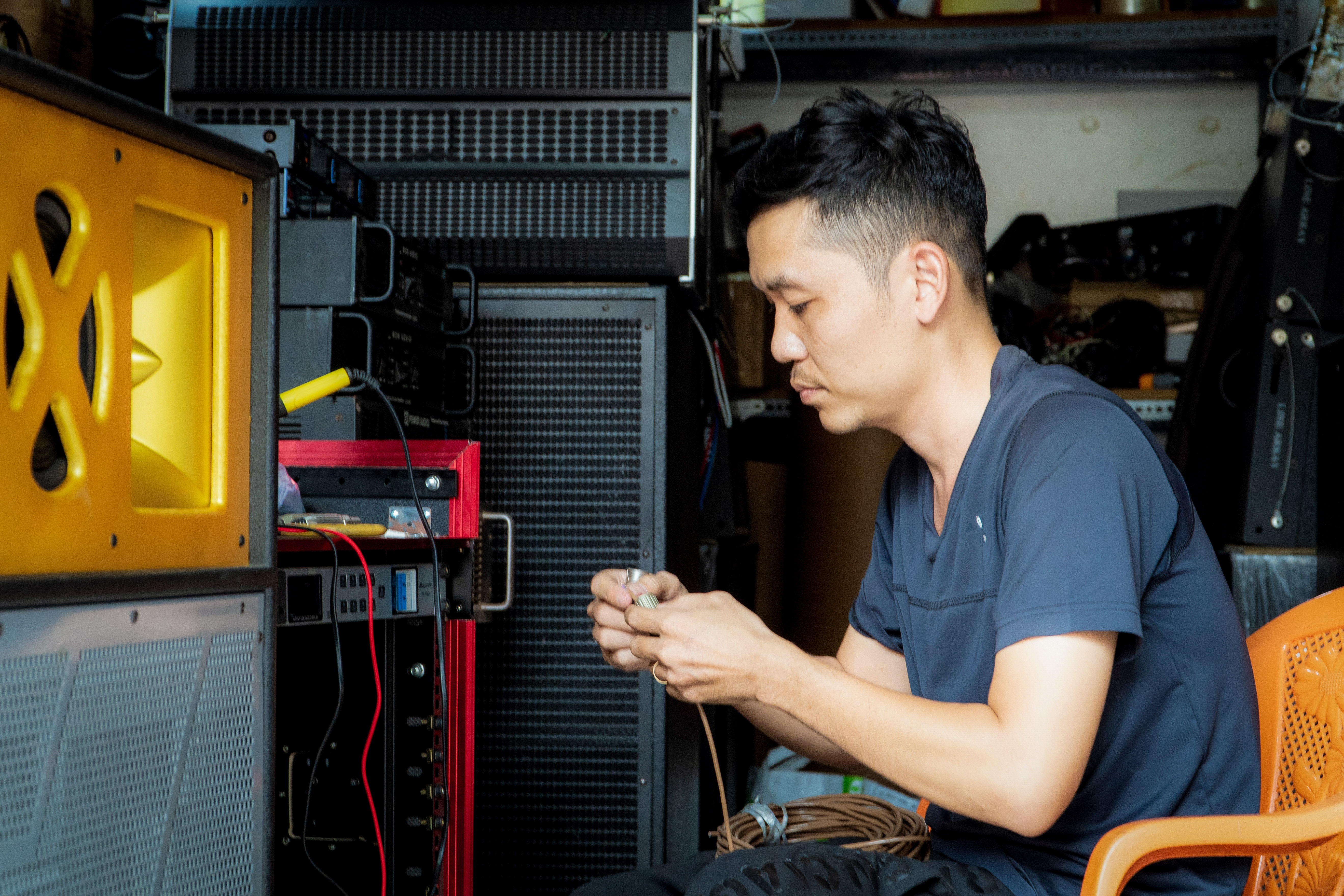 Loa karaoke e am, chu cua hang can nhac doi nghe hinh anh