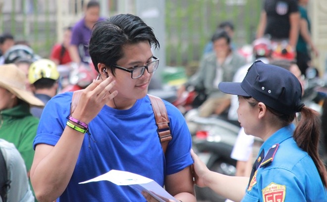 Xon xao vi si tu mac quan ngan di thi dai hoc hinh anh