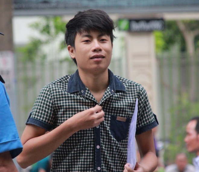 Thí sinh cài lại cúc áo sau khi được nhắc nhở.