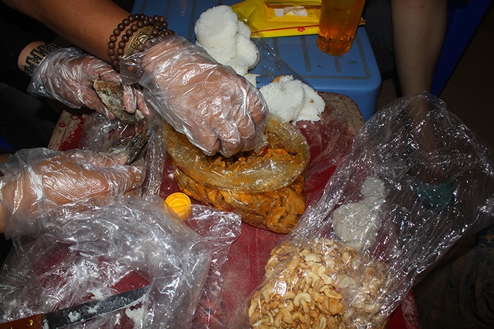 Chưa bao giờ ăn cơm nắm lại ngon đến thế.