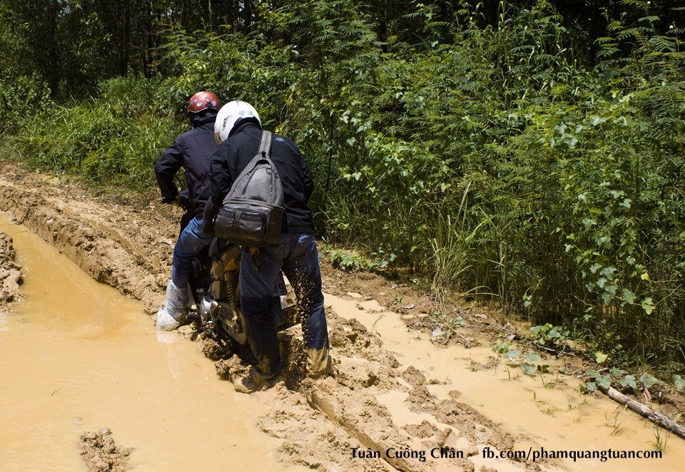 Đẩy xe ra khỏi vũng bùn...