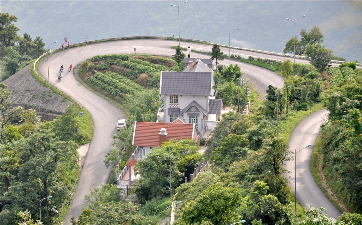 Để đến được Tam Đảo phải vượt qua 13km đường đèo dốc khá khó đi. Nhưng bù lại quang cảnh hai bên đường đi rất nên thơ.