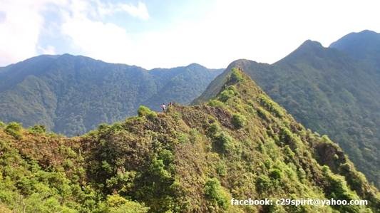 Đi trên sống lưng chênh vênh...