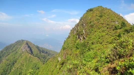 Sống lưng 2, 3 nhìn từ đỉnh cao thứ ba 2.600m.