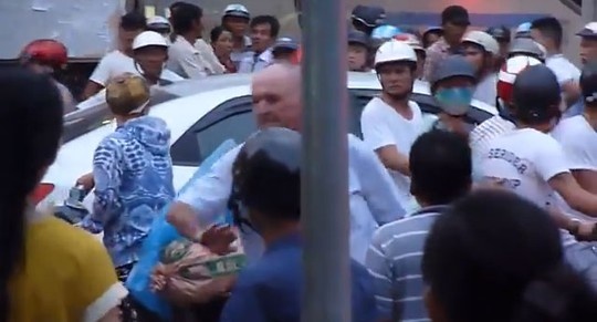 Từ chối sự giúp đỡ từ người đi đường.