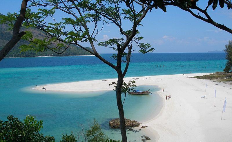 1. Ko Lipe, Thái Lan: Ko Lipe là một hòn đảo ngoài khơi biển Andaman, nằm ở miền nam Thái Lan. Nếu như bạn đang kiếm tìm một nơi không có wifi, xe hơi hay thậm chí cả tàu thuyền tấp nập trên các bến cảng thì đây chính là địa điểm phù hợp. Ko Lipe hiện có khoảng 500 người sinh sống.