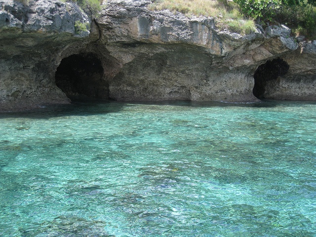 4.  Menjangan, Indonesia: Nằm cách Bali khoảng 5 dặm là hòn đảo Menjangan. Tuy nhỏ nhưng đây là thiên đường cho người đi du lịch. Du khách tới Menjangan có thể dành hàng giờ để lặn ngụp trong làn nước xanh mát hay lang thang dạo bộ để ngắm những ngon núi lửa lớn trên đảo hàng xóm là Java.
