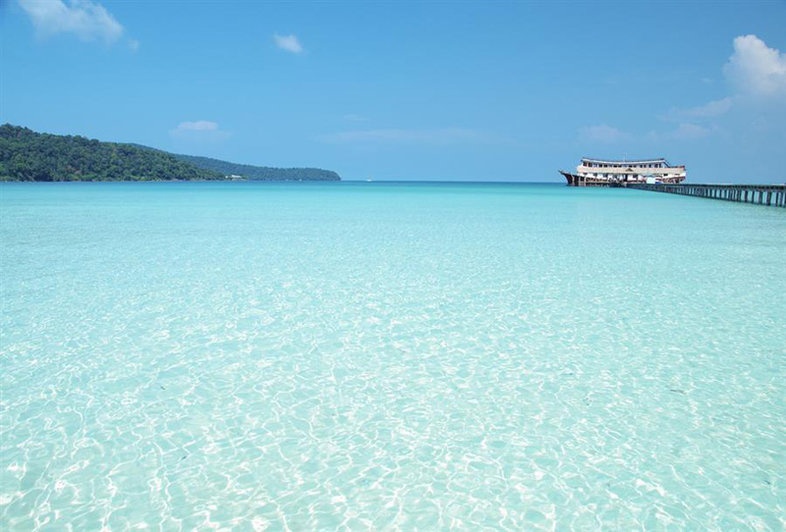 6. Koh Rong, Campuchia: Campuchia không có quá nhiều bãi biển như Thái Lan hay Việt Nam do đường bờ biển của quốc gia này tương đối ngắn. Theo thống kê, khách du lịch tới Campuchia chủ yếu là “Tây ba lô” hay những du khách săn  tour giá rẻ. Do vậy không có gì khó hiểu khi Koh Rong, một hòn đảo hoang sơ ngoài khơi Campuchia chính là nơi thu hút những người này.