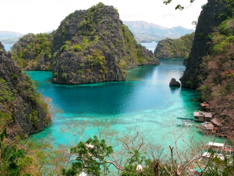 7. Coron, Philippines: Coron từng là một thị trấn bị lãng quên cho tới khi hòn đảo này được phát hiện. Nơi đây mang màu sắc tươi mát của sự hòa quyện giữa đất trời và dễ dàng khiến du khách như thể lạc vào thiên đường. Đảo Coron bao gồm 7 hồ trong đó hồ Kayangan có làn nước trong và sạch nhất.