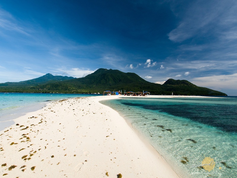 9. Camiguin, Philippines: Camiguin là hòn đảo nhỏ thứ hai ở Philippins. Đây là hòn đảo được hình thành do quá trình động đất và núi lửa phun trào. Chính vì hòn đảo này quá nhỏ, không có nhiều chỗ để phát triển du lịch mà Camiguin may mắn không trở thành nơi quá hấp dẫn và vẫn giữ nguyên được vẻ đẹp vốn có của mình.