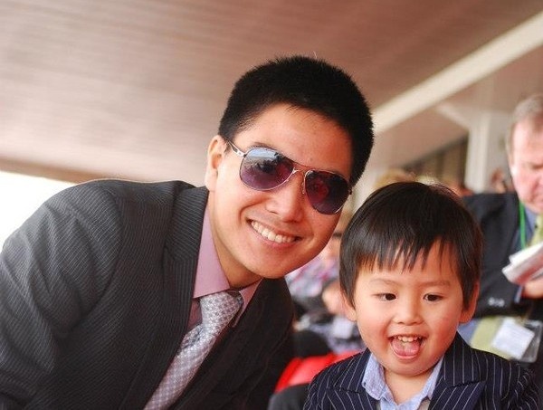 Các nhân tài cũng phải vun vén cho cuộc sống gia đình. (Ảnh Phan Mạnh Tân và con trai)