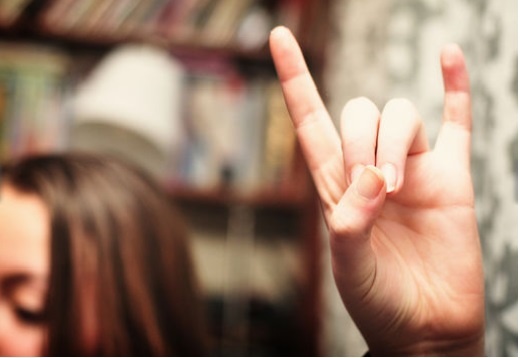 Giai ma ky hieu bang tay khi chup anh cua gioi tre hinh anh