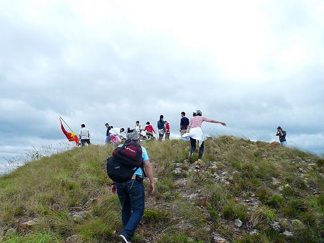 Vài bước chân nữa là tới đỉnh núi.