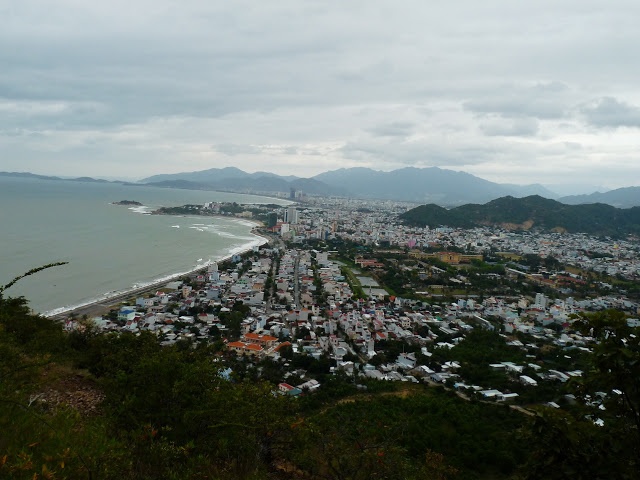 Toàn cảnh thành phố Nha Trang chụp từ trên đỉnh núi.