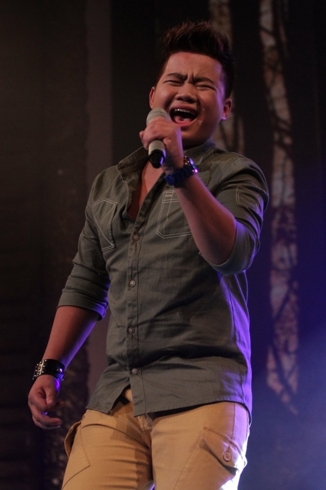 Cậu bé Văn Phong xúc động khi hát về cha.