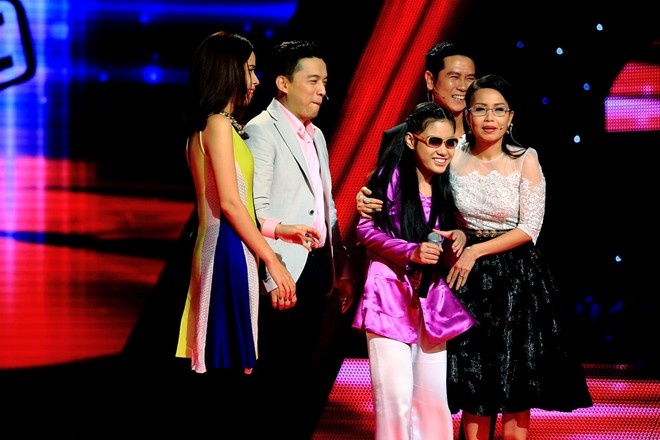 Các huấn luyện viên cùng chạy lên sân khấu để giành lấy cô bé có giọng hát đầy nội lực này.