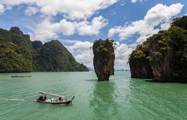 Tuy nhiên không hề có địa điểm này trên thực tế. Nhiều độc giả suy đoán, nó được lấy nguyên mẫu từ vịnh Hạ Long, Việt Nam.