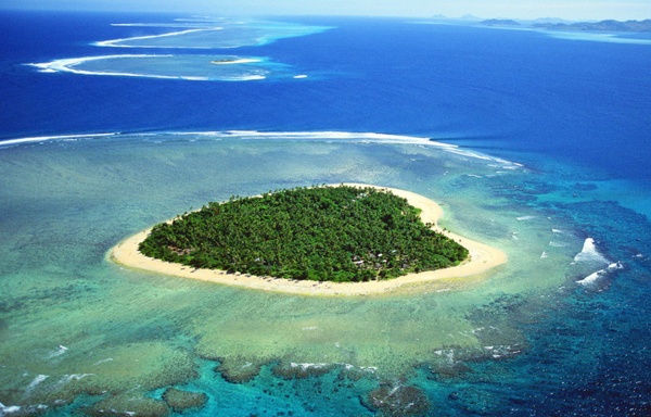 Hòn đảo trên thực tế đúng là có hình trái tim nhưng không sắc nét, cân đối và phần nền không được làm sạch như bức ảnh trên. Đây là hòn đảo Tavarua (Fiji, phía Nam Thái Bình Dương).