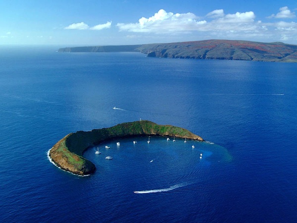 Trên thực tế, địa điểm được xác định là gần đảo Molokini, một phần quần đảo Hawaii ngoài khơi Thái Bình Dương. Hòn đảo đúng có hình trăng lưỡi liềm nhưng không hề có ngôi sao như bức ảnh gây xôn xao trước đó.