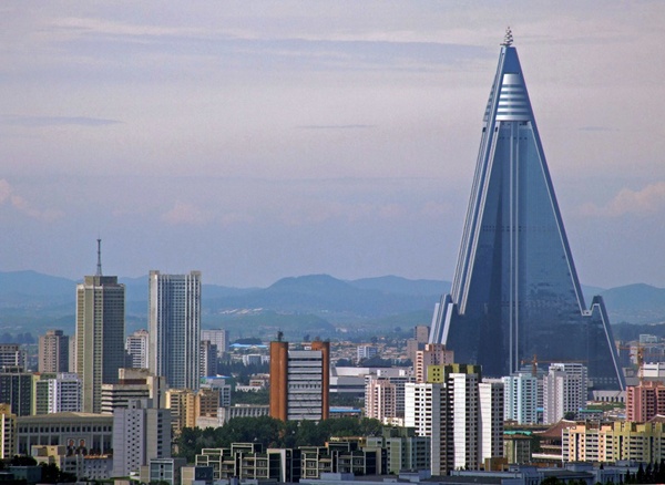 Trên thực tế, khách sạn này hoàn toàn có thật. Khách sạn Ryugyong Hotel, Pyongyang (Bắc Triều Tiên) có thiết kế hình đầu mũi tên, tuy nhiên, nó không hề được xây trên sườn núi mà nằm ở trung tâm thành phố sầm uất.