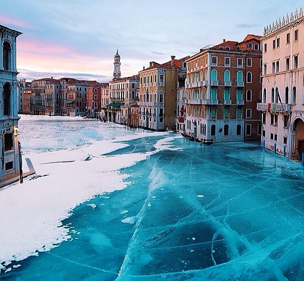 Hình ảnh Venice đóng băng màu xanh ngắt trong mùa đông dưới sắc trời hồng ửng khiến nhiều người xem xuýt xoa.