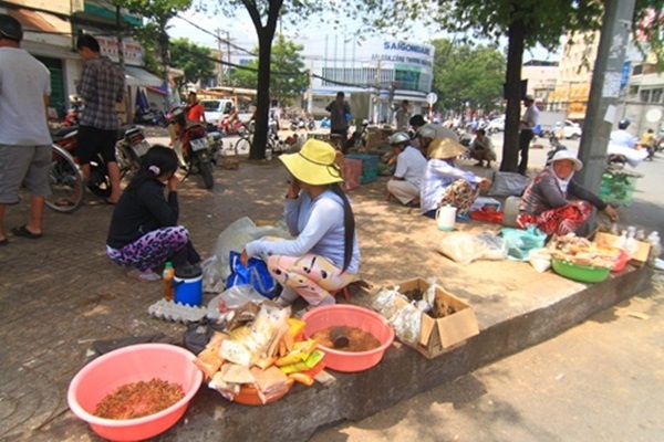 Đây là khu chợ đã tồn tại được khoảng 15 năm, nằm trên một khu đất chật hẹp bên cạnh Thuận Kiều Plaza, Sài Gòn. Khu chợ này buôn bán những mặt hàng vô cùng độc đó là sâu bọ, cào cào, dế, châu chấu, thậm chí là cả bọ cạp. Khách mua hàng chủ yếu là những người chơi chim cảnh hoặc cá cảnh.