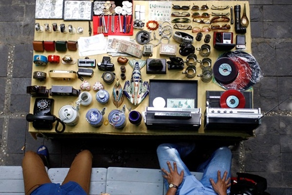 Chợ họp vào chủ nhật hàng tuần, không quá trầm lắng, mọi hoạt động mua bán diễn ra trong nên nhạc du dương. Những sản phẩm được bày bán ở đây đều là đồ cũ, đổ cổ, được người bán thu thập, sưu tầm mang về.