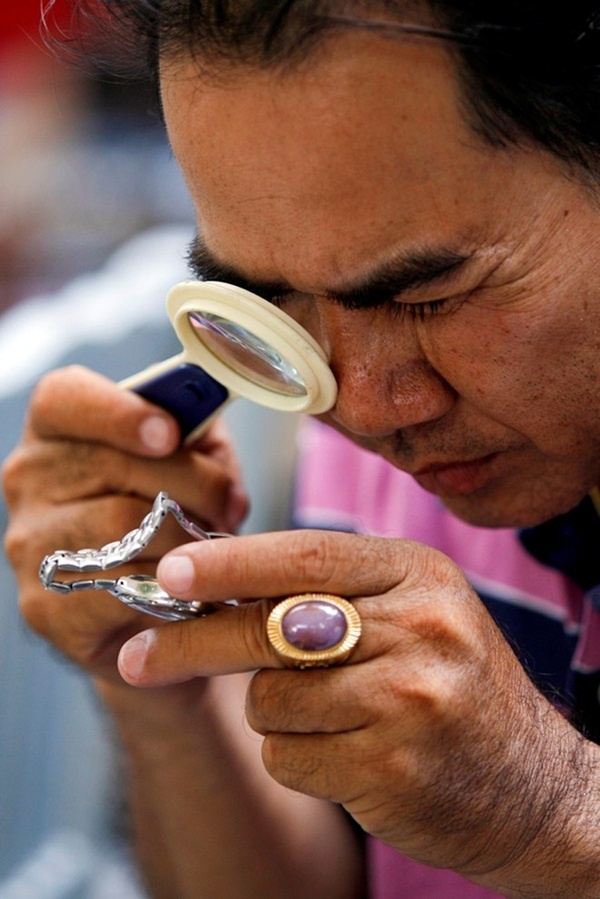 Chợ được bắt đầu mở vào năm 2009 , đến nay đã trở thành điểm gặp mặt chia sẻ kinh nghiệm của những người có sở thích sưu tầm đồ cổ bởi nguyên tắc mua bán dựa trên sự tin tưởng nhau là chính.