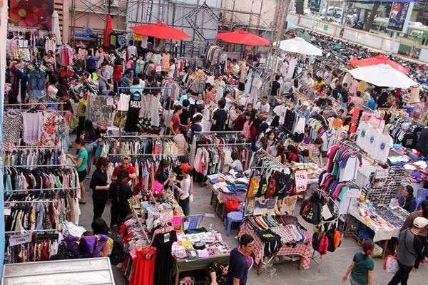 Saigon Flea Market,=  diễn ra định kỳ vào các ngày chủ nhật, thứ hai và thứ tư hàng tháng, tại lầu hai của nhà hàng Boomarang đối diện hồ Bán Nguyệt tại Khu đô thị Phú Mỹ Hưng, Quận 7. 