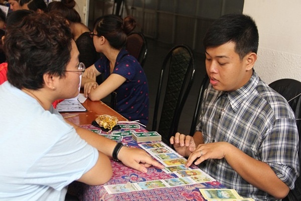 Ngoài việc mua sắm, đến Saigon Flea Market, du khách còn có thể đặt vẽ những hình xăm henna độc đáo, làm nail,  hoặc tham gia bói bài tarot.