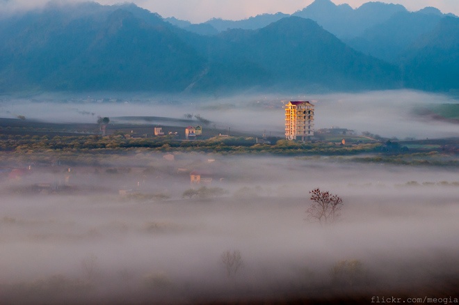 Cả thị trấn trù phú vẫn như còn ngái ngủ trong chiếc chăn mây mỏng. Ảnh: Mèo Già