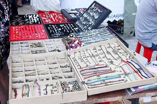Chợ trời thời trang Q.7 thu hút bạn trẻ trong nước và cả những cô cậu du học sinh nước ngoài.