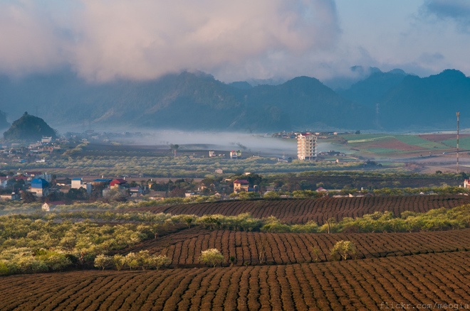 Khi mặt trời lên cao, sức nóng làm tan hết những lớp sương cả thị trấn lại bừng sáng trong ánh nắng của một ngày mới. Ảnh: Mèo Già
