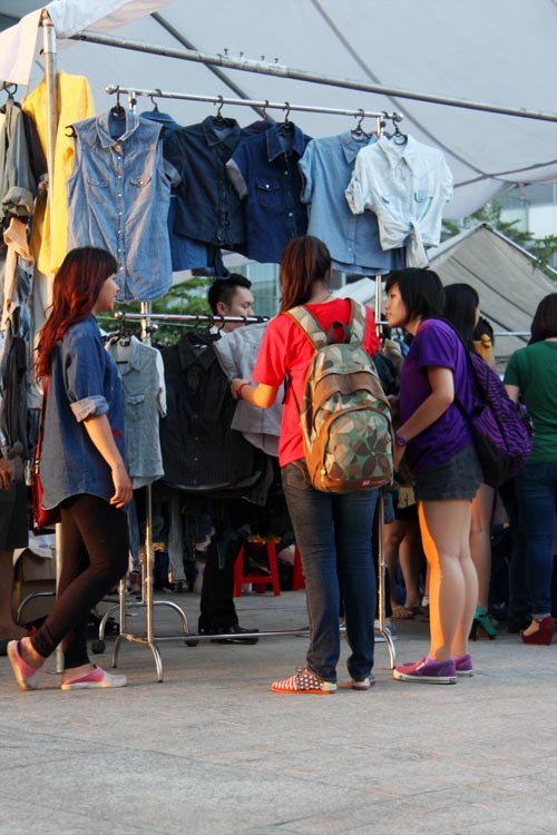 Đến với Sài Gòn Flea Market các bạn trẻ có thể tìm được những món thời trang