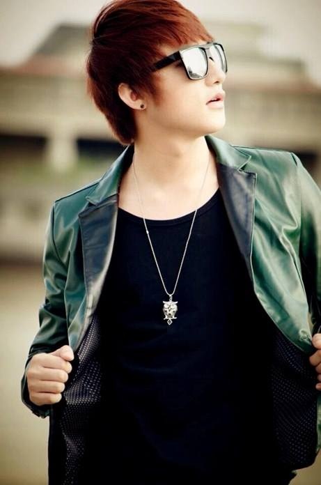 Sơn Tùng có phong cách ăn mặc rất cá tính.