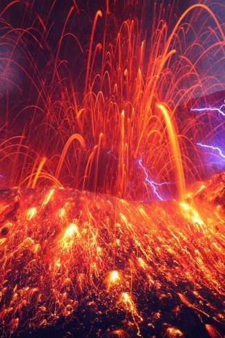 Sakurajima với sét núi lửa ở tỉnh Kagoshima ở Kyushu, Nhật Bản.