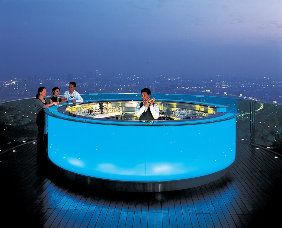10. Sky Bar, Bangkok. Sky Bar tọa lạc trên sân thượng của Lebua at State Tower – tòa nhà cao 63 tầng trên đường phố nhộn nhịp của Bangkok. Nhâm nhi cocktail thơm ngon ở đây, và chiêm ngưỡng khung cảnh nhộn nhịp phía dưới là một trải nghiệm rất thú vị.