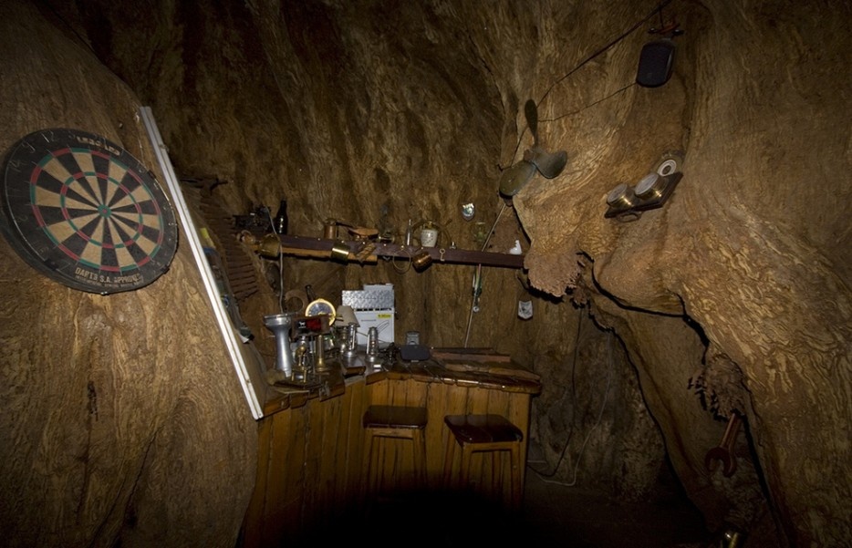 11. Sunland Pub, Nam Phi. Một cây bao báp với tên gọi là Sunland, hơn 6.000 năm tuổi ở Nam Phi với kích thước khổng lồ của mình, đã được sử dụng để mở một quán bar ở phía bên trong thân cây rỗng của mình. Quán bar đặc biệt này được mở cửa từ năm 1933, và tối đa có thể phục vụ cùng một lúc được 15 khách hàng.