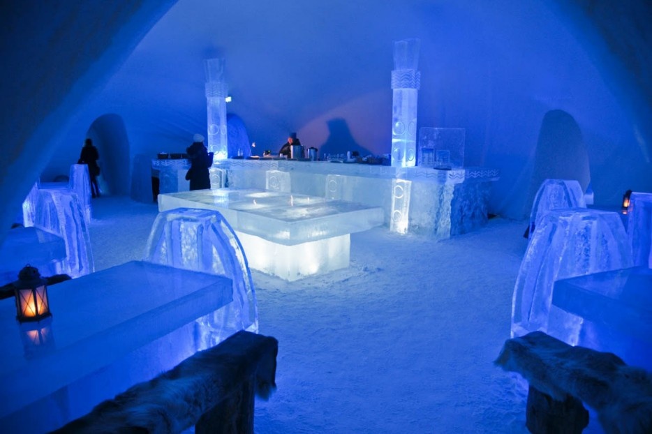 12. The Ice Bar, thành phố Quebec, Canada. The Ice Bar tại thành phố Quebec, Canada là một quán rượu được làm hoàn toàn từ băng. Quán bar đặc biệt này là một phần của khách sạn Băng, được làm từ khối băng khổng lồ, trong đó, các vật dụng được sử dụng ở đây phần lớn cũng được làm hoàn toàn bằng băng.