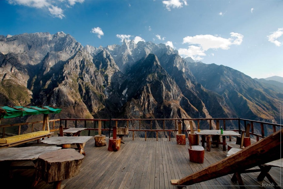 13. Tiger Leaping Gorge Bar, Trung Quốc. Quán bar tọa lạc trên một vách đá gập ghềnh và không phải du khách nào cũng đủ “can đảm” để có thể leo lên đến đây. Tuy nhiên,  Tiger Leaping Gorge Bar được đánh giá là một trong những quán bar có tầm nhìn đẹp nhất thế giới.