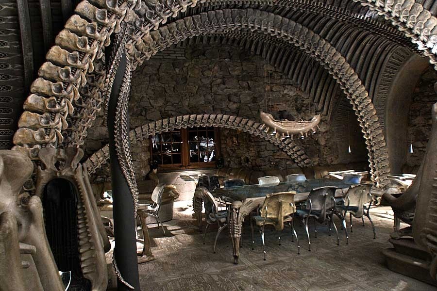 15. H.R. Giger Alien Bar, Gruyere, Thụy Sĩ. Quán bar H.R. Giger Museum lấy ý tưởng từ bộ xương hóa thạch của khủng long. Các chi tiết của mái vòm, ghế tựa được thiết kế tinh xảo mô phỏng vòm xương khủng long với kết cấu đẹp mắt. Ý tưởng thú vị này còn đi kèm với những họa tiết tinh tế dưới sàn với màu tông màu ấm.