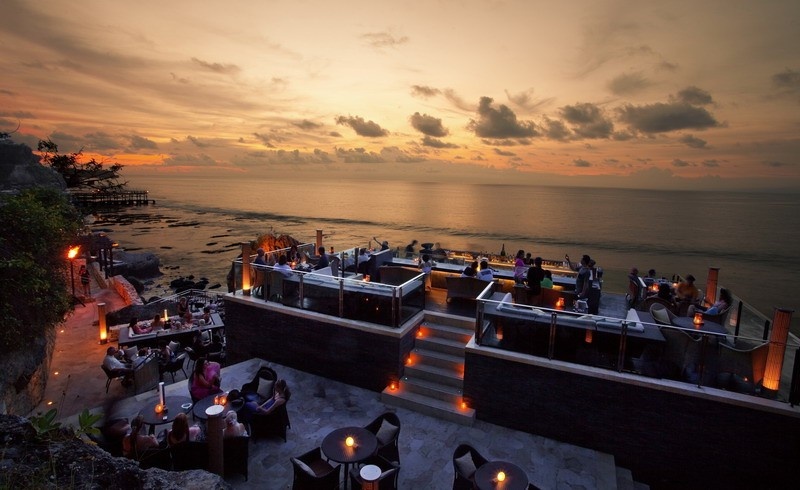 21. The Rock Bar, Bali, Indonesia. Từng được CNN bình chọn là bar bên bờ biển tốt nhất thế giới, The Rock Bar ở resort Ayana, Bali, Indonesia thu hút du khách bởi khung cảnh đẹp, những thức uống và món ăn thượng hạng. 