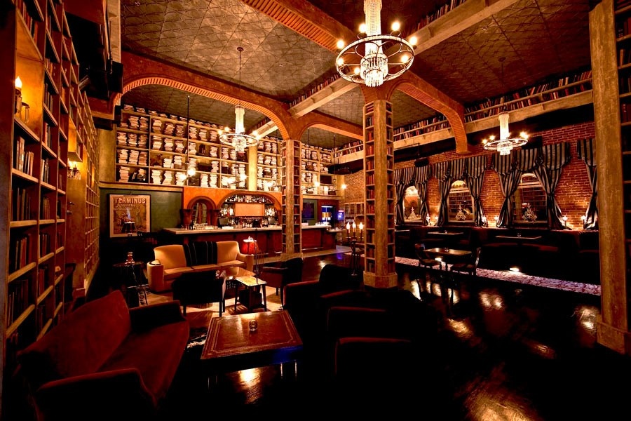 24. Hemingway’s Lounge, Hollywood, Mỹ. Hemingway’s Lounge là một quán bar giản dị, nhưng điều khiến nó có sức hút là khắp nơi trong quán, đều được trang trí bằng những cuốn sách nghệ thuật.