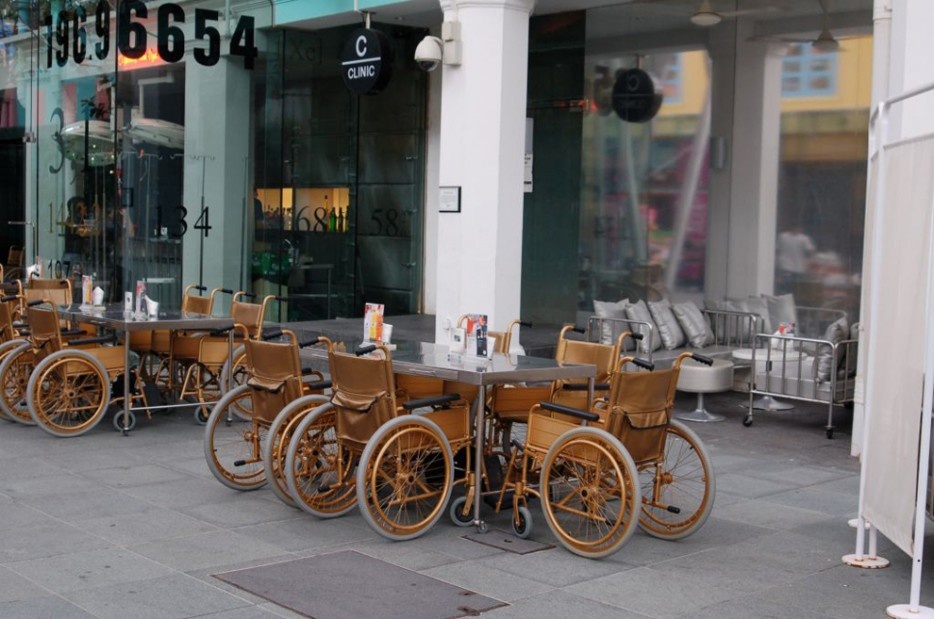 5. Clinic Bar, Singapore. Clinic Bar gây ấn tượng với những chiếc ghế được được mô phỏng theo những chiếc xe lăn, và thưởng thức cocktail thông qua một ống dẫn thường dùng trong y tế. Tuy vậy, với sự sáng tạo đọc đáo này đã giúp Clinic Bar trở thành một trong những điểm đến nổi tiếng nhất ở Singapore.