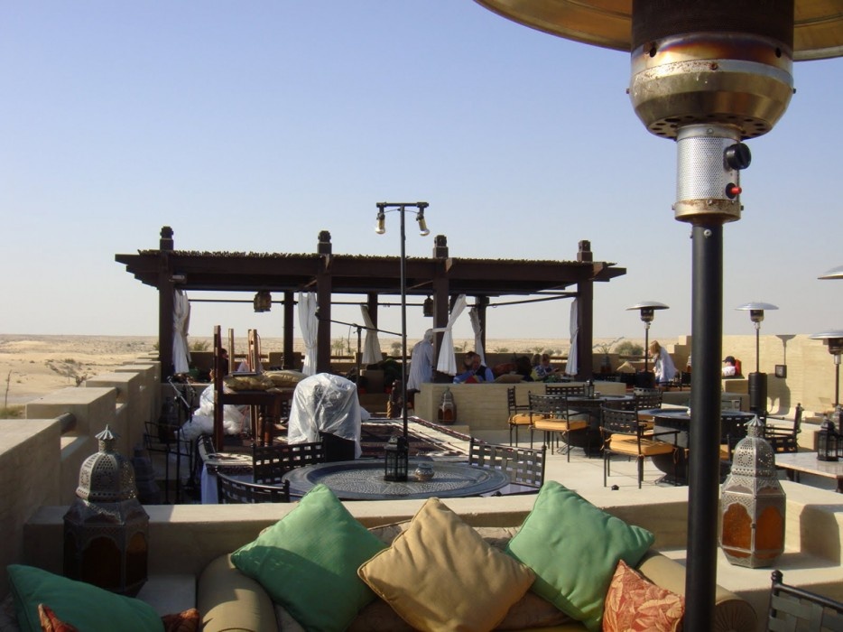 6. Bab-al-shams, Dubai. Quán bar nhìn ra phía sa mạc Ả Rập, và là một địa điểm tuyệt vời để ngắm cảnh hoàng hôn.