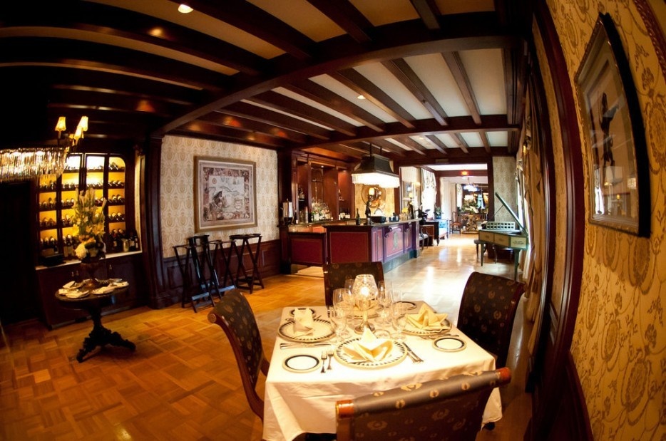 9. Club 33, Disneyland, California. Được đặt tên theo vị trí số 33 phố Royal Street tại quảng trường New Orleans, Disneyland, California, câu lạc bộ Club 33 phục vụ thực đơn tiêu chuẩn 5 sao với các món ăn Pháp, Mỹ. Câu lạc bộ này được trang trí theo phong cách cổ điển do chính tay Walt Disney và vợ ông lựa chọn. Đây cũng là nơi duy nhất tại Disneyland có phục vụ rượu.