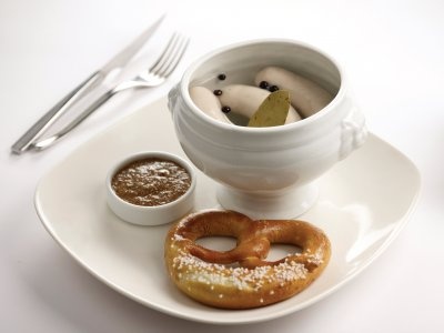 đặc biệt là Weisswurst - xúc xích trắng đặc trưng làm từ thịt bê dùng kèm mù-tạt ngọt và bánh mì xoắn Brezn