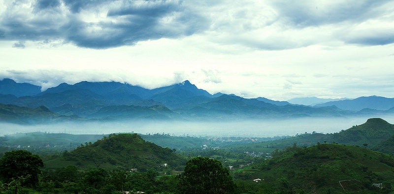 Háng Tề Chơ là tên của một bản làng người Mông thuộc xã Làng Nhì, huyện Trạm Tấu, tỉnh Yên Bái. Nơi đây quanh năm mây mù bao phủ và có lẽ cũng hiếm dấu chân người “ngoại bang” như bao bản làng khác nếu không có một con thác hùng vĩ và đầy huyền thoại: Thác Háng Tề Chơ.