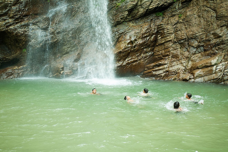 Đi bộ qua bao con đèo len xuống mới thấy một bác trong phượt nhà ta khuyên không đi xe là đúng. Mệt thì nghỉ xe vứt ở đó mất như chơi, dân tộc ở đây cũng nhiều thành phần xấu hay chôm chỉa lên cẩn thận. 