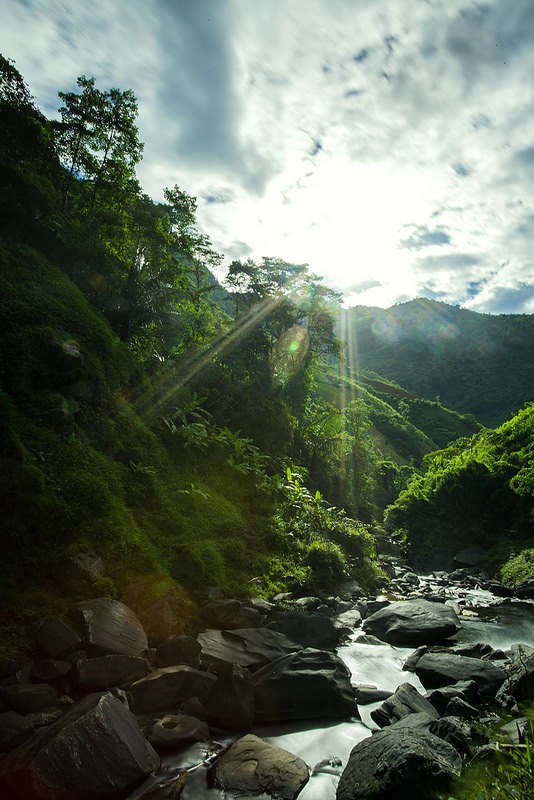 Sau bao nhiêu vất vả trên chặng đường chinh phục thác Hà Tà Chơ, ngồi kề bên thác là phần thưởng xứng đáng dành cho những kẻ liều lĩnh muốn chinh phục  nơi được gọi là “hiểm địa” này.